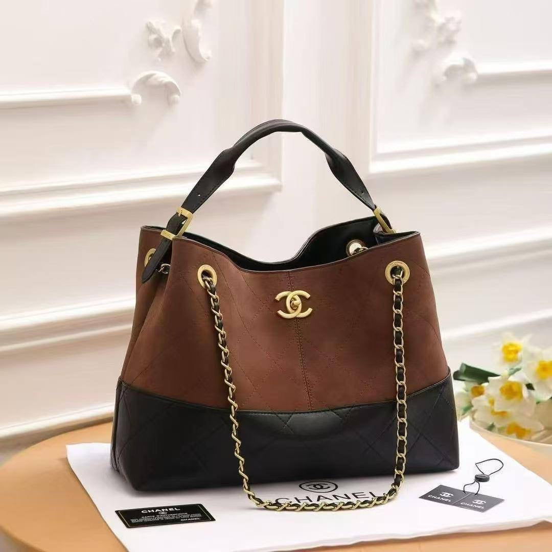Chanel
Best quality 
with box’s 
🎁🎁🎁
120 dhs🇦🇪
size 35 cm
Zain158
♥️♥️♥️
