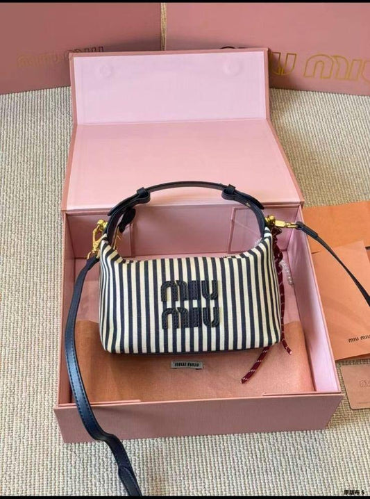 MIU MIU Crossbody Bag
High quality
19cm 
with box
🎁🎁🎁
180 dhs🇦🇪
Zain95
♥️♥️♥️