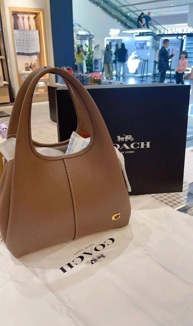 Coach Lana
Size: 23 *31 cm
105 dhs🇦🇪
with box🎁
Zain115
♥️♥️♥️