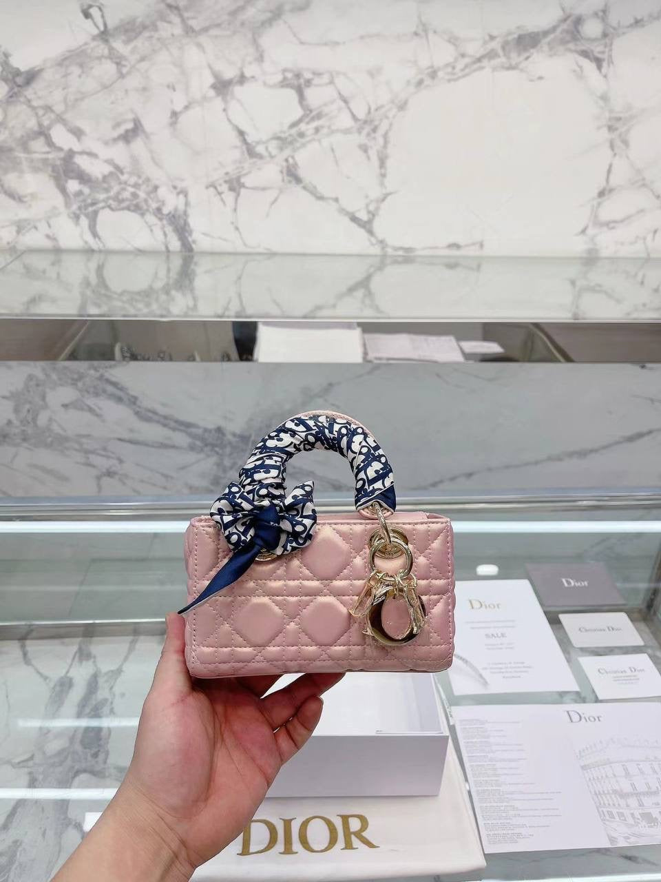 DIOR Master
17CM  
220 dhs🇦🇪
WITH BOX 
🎁🎁🎁
Zain131
♥️♥️♥️