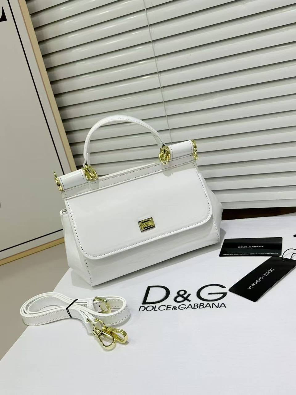 Dolce & Gabbana 
Size : 20 * 15 * 9 cm
110 dhs🇦🇪
with box 
🎁🎁🎁
Zain115
♥️♥️♥️