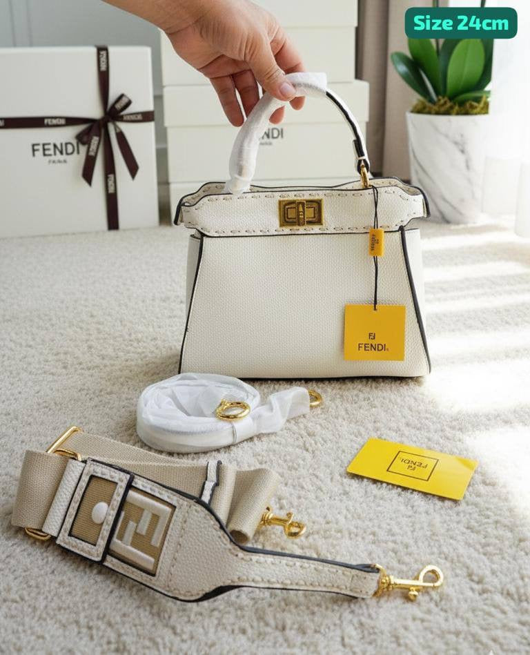 FENDI
Good quality 
with box 
🎁🎁🎁
120 dhs🇦🇪
Zain186
♥️♥️♥️