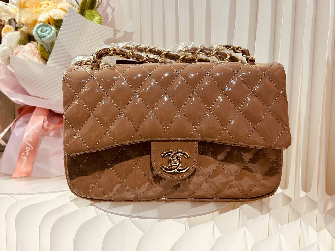 CHANEL 
26*8*16cm
100 dhs🇦🇪
with box
🎁🎁🎁
Zain254
♥️♥️♥️