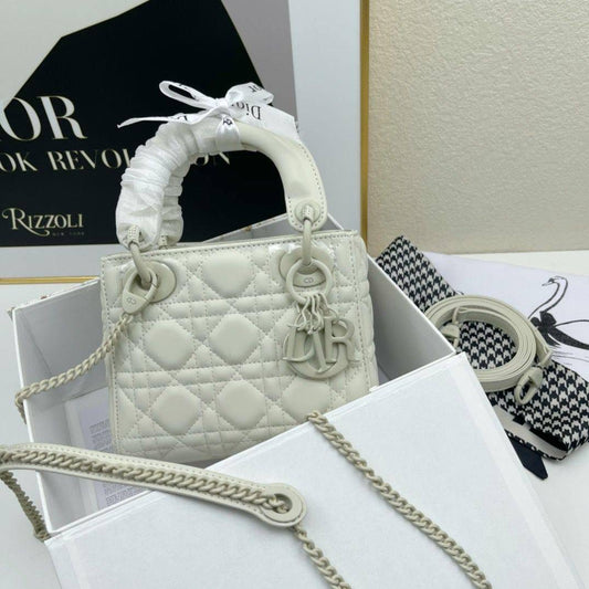 LADY DIOR Master
260 dhs🇦🇪
#withbox
🎁🎁🎁
#17cm..
Zain228
♥️♥️♥️