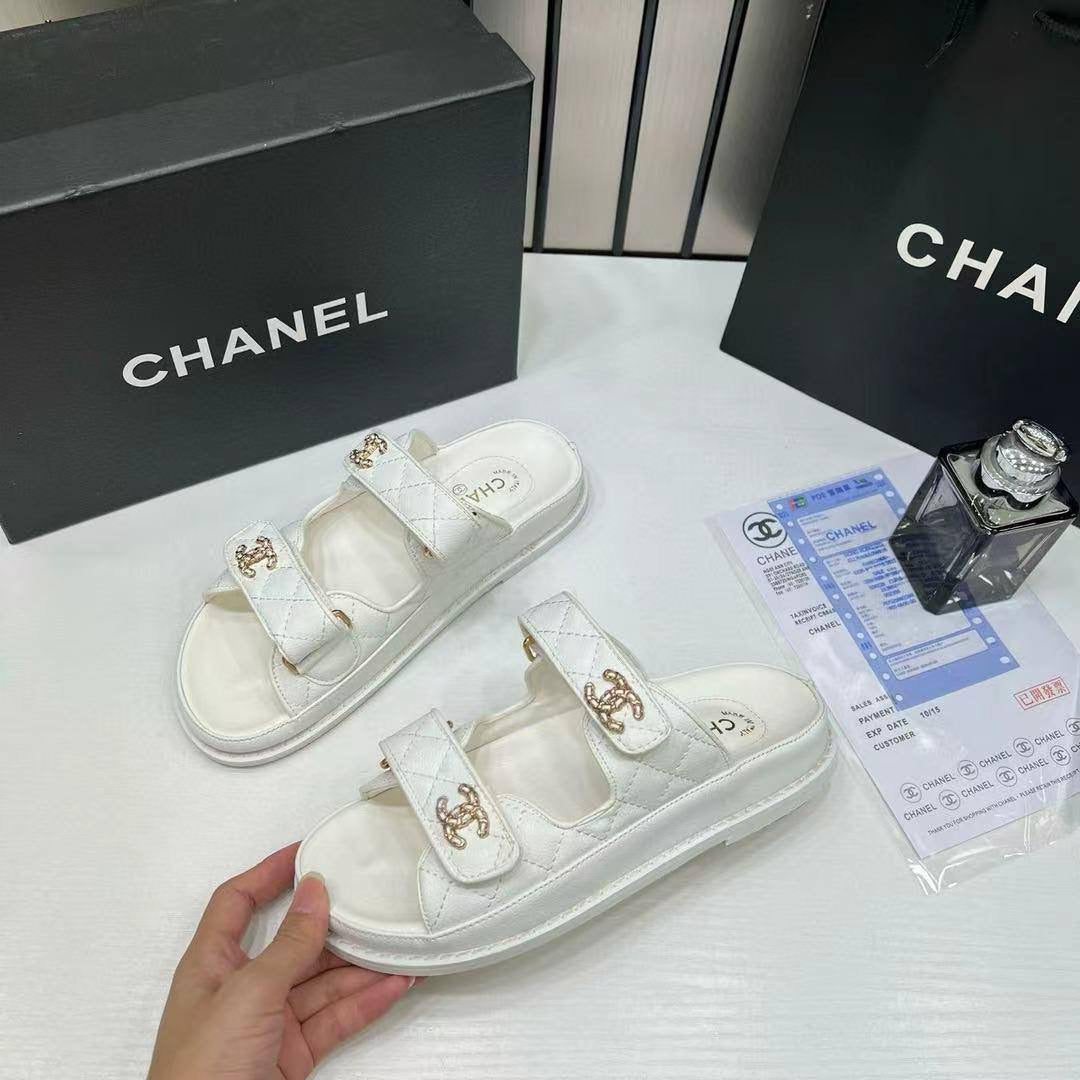 NEW CAME 
CHANEL SLIPPER 
GOOD QUALITY 
110 dhs🇦🇪
36 TO 41 NEW CAME 
Zain40
♥️♥️♥️