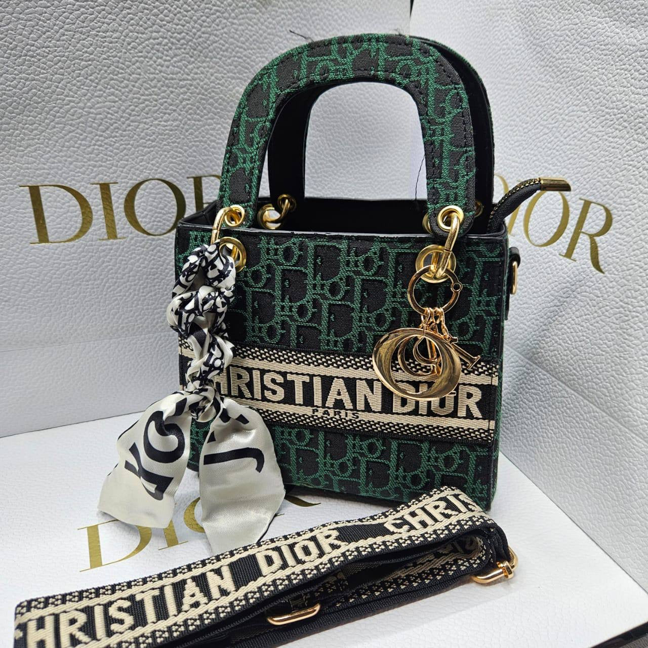 CHRISTIAN LADY DIOR
sɪᴢᴇ : 20 cm
65 dhs🇦🇪
Zain31
♥️♥️♥️