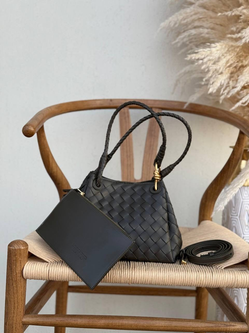 BOTTEGA VENETA
24cm
350 dhs🇦🇪
Top quality 
With box🎁
Zain167
♥️♥️♥️