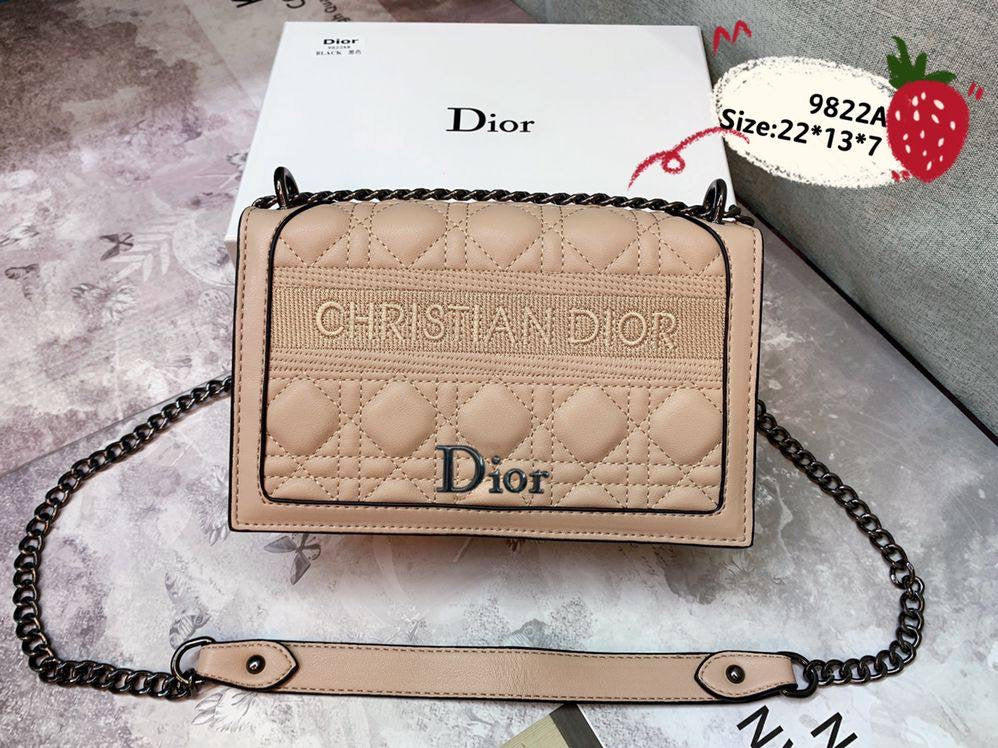 Chanel
with box
105 dhs🪙
Zain46
❤️❤️❤️