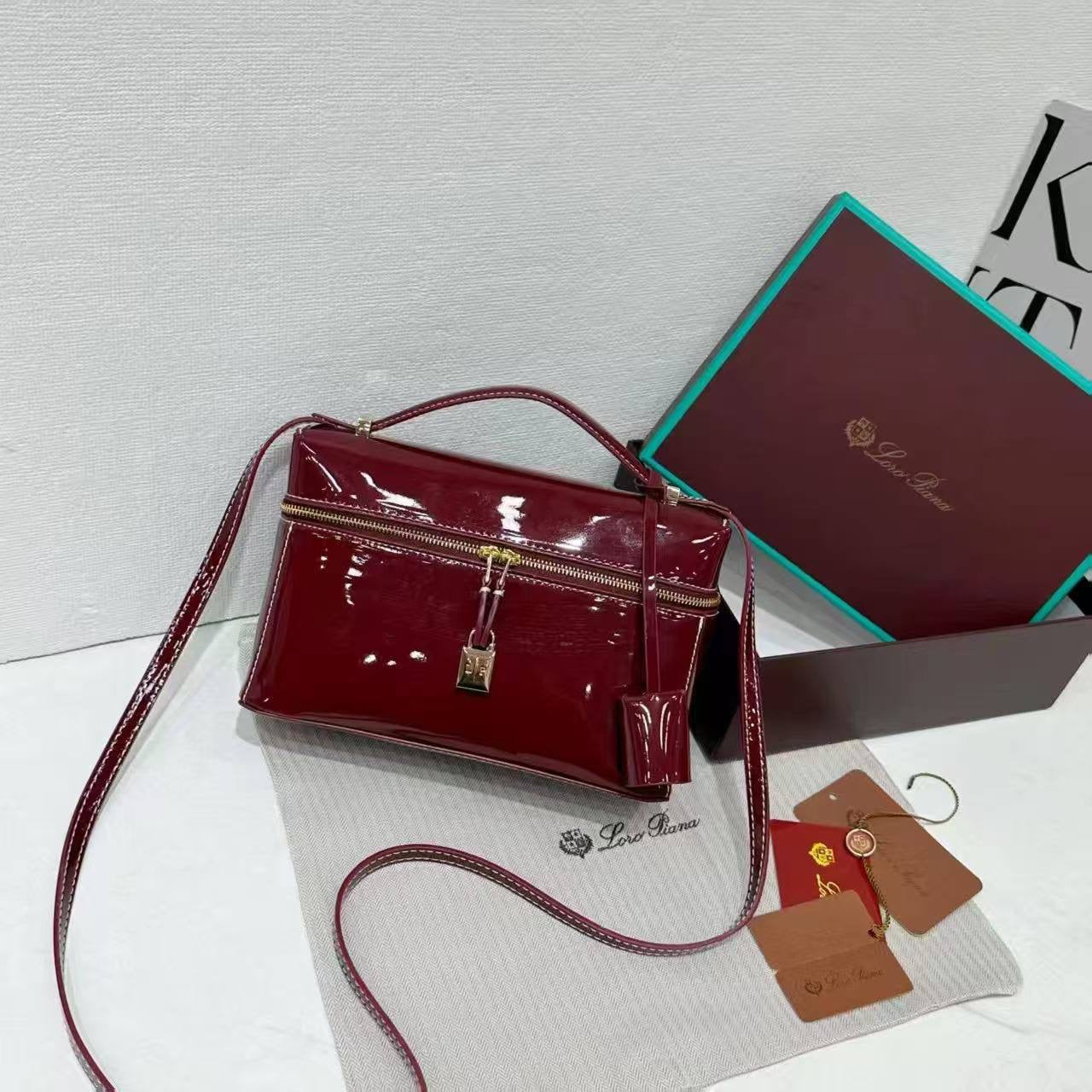 LORO PIANA GLOSSY 
GOOD QUALITY 
95 dhs🇦🇪
WITH BOX 
🎁🎁🎁
Zain28
♥️♥️♥️