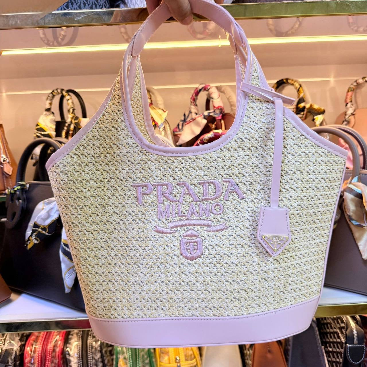 PRADA 
NEW CAME GOOD QUALITY 
110 dhs🇦🇪
SIZE: 28cm 
Zain39
♥️♥️♥️