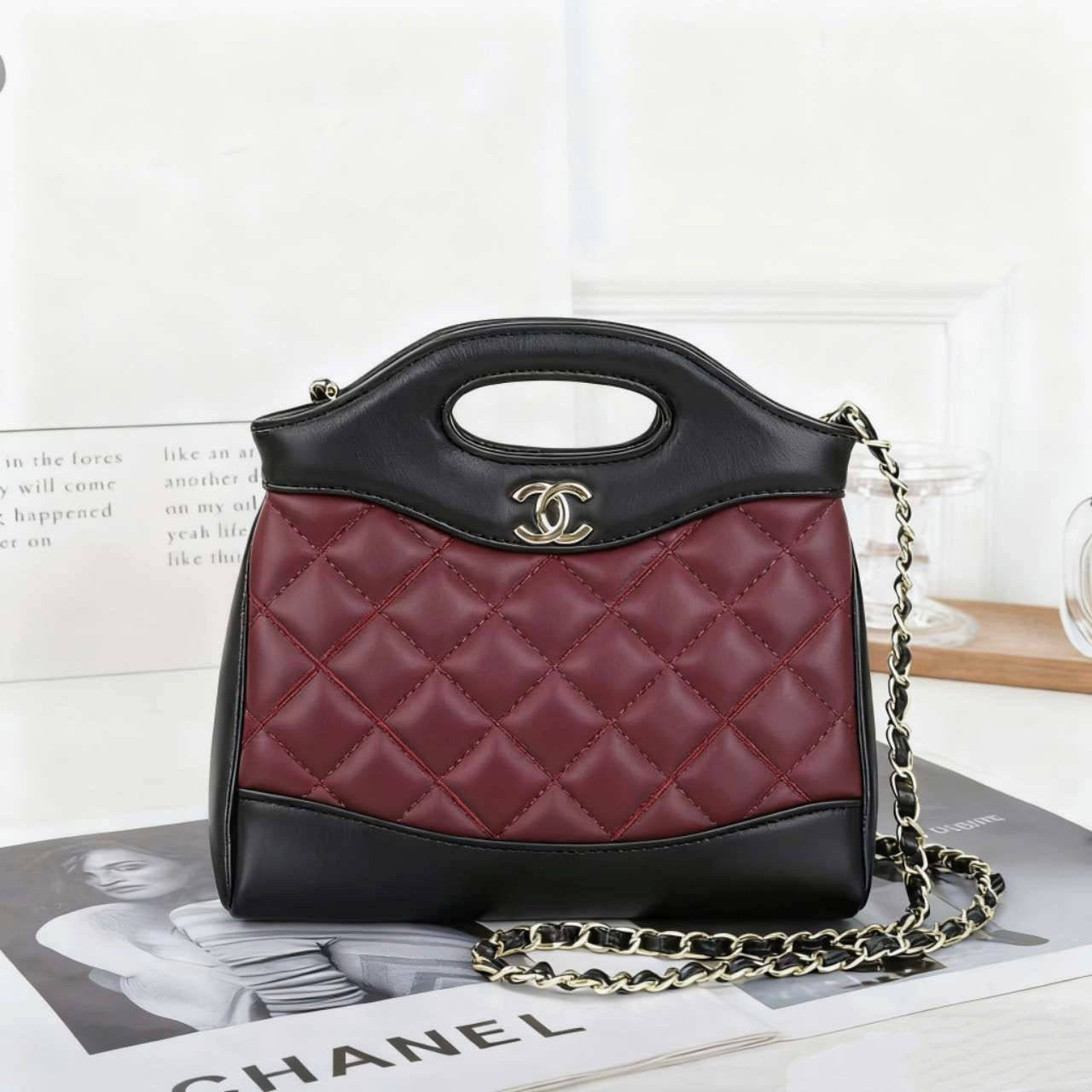 CHANEL 
NEW CAME GOOD QUALITY 
WITH BOX 
🎁🎁🎁
90 dhs🇦🇪
Zain39
♥️♥️♥️