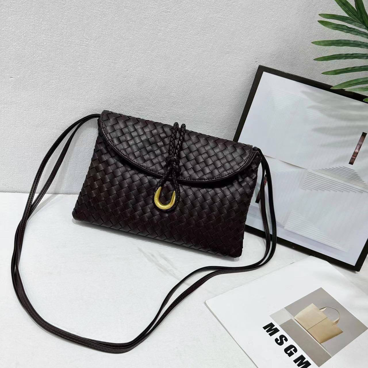 Bottega
WITH BOX 
🎁🎁🎁
95 dhs🇦🇪
Zain154
♥️♥️♥️