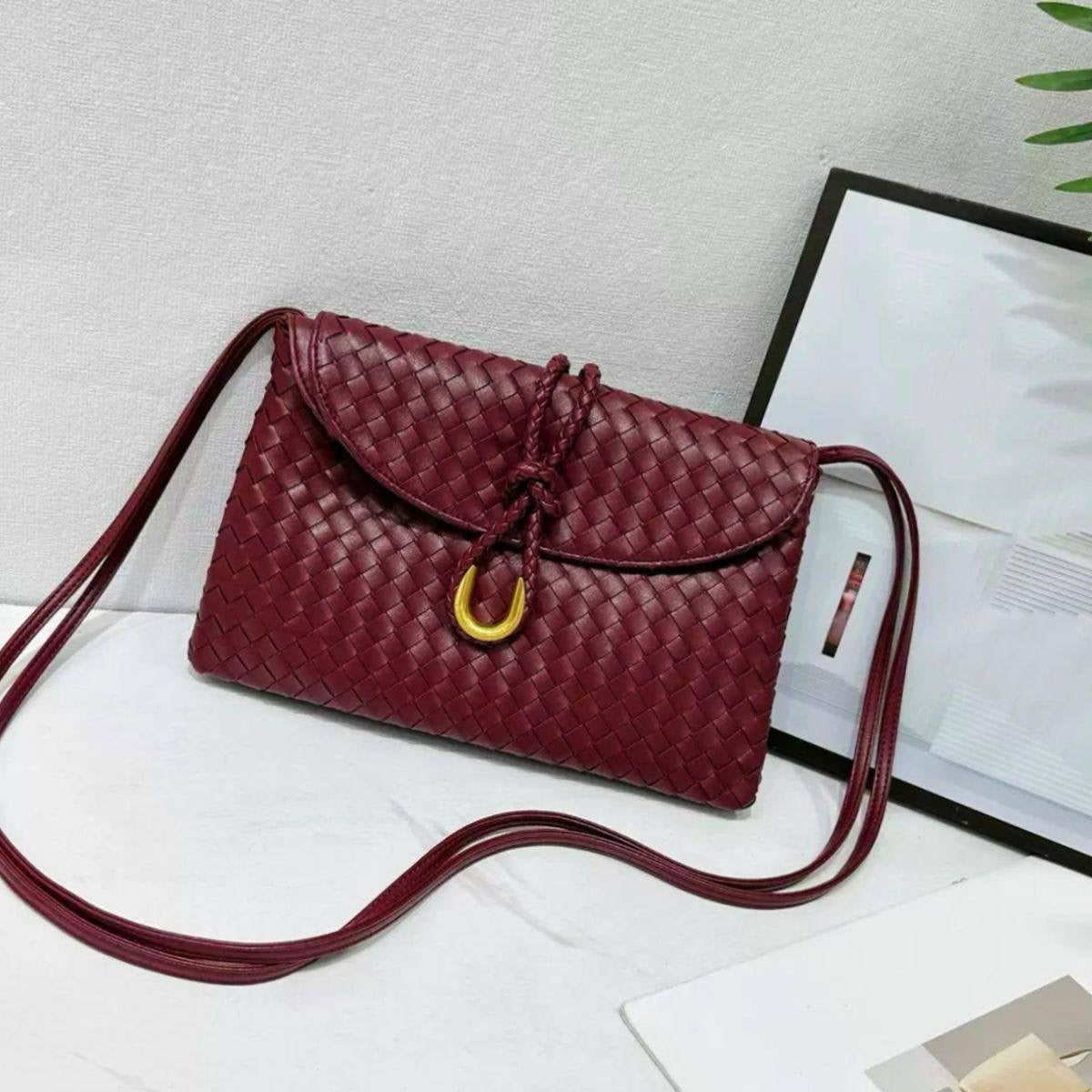 BOTTEGA 
NEW CAME GOOD QUALITY 
WITH BOX 
🎁🎁🎁
100 dhs🇦🇪
SIZE: 30cm
Zain39
♥️♥️♥️
