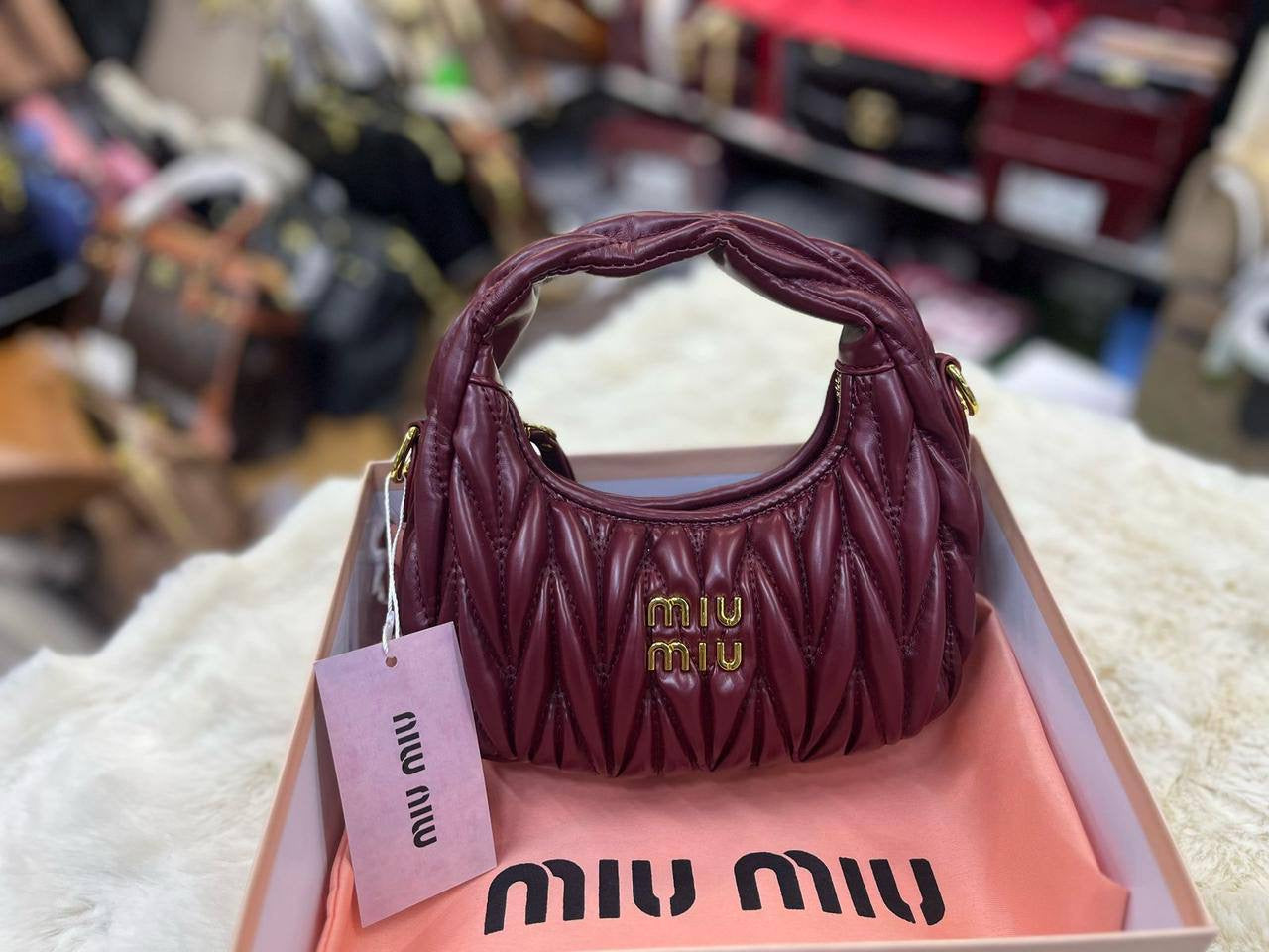 Miu Miu
With box 
🎁🎁🎁
95 dhs🇦🇪
Zain93
♥️♥️♥️