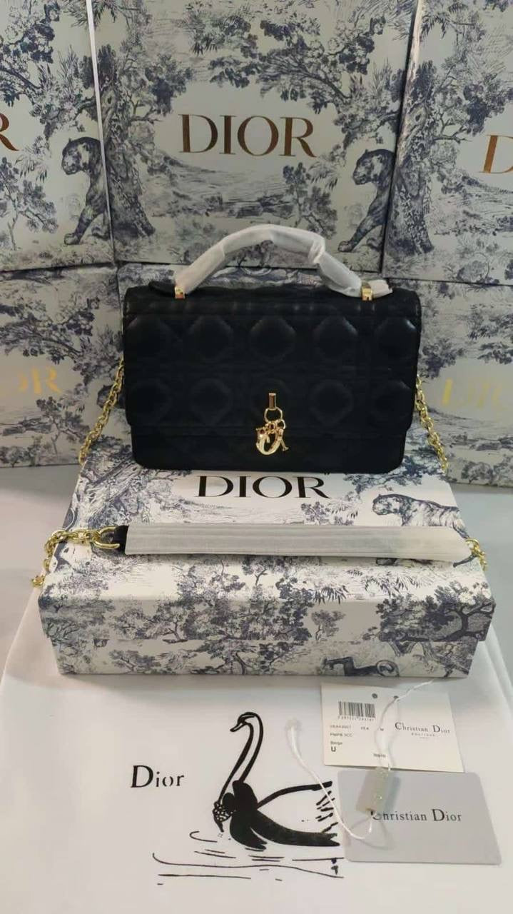 Dior 
with box, 
🎁🎁🎁
105 dhs🇦🇪
Size 21*9*12cm
Zain161
♥️♥️♥️