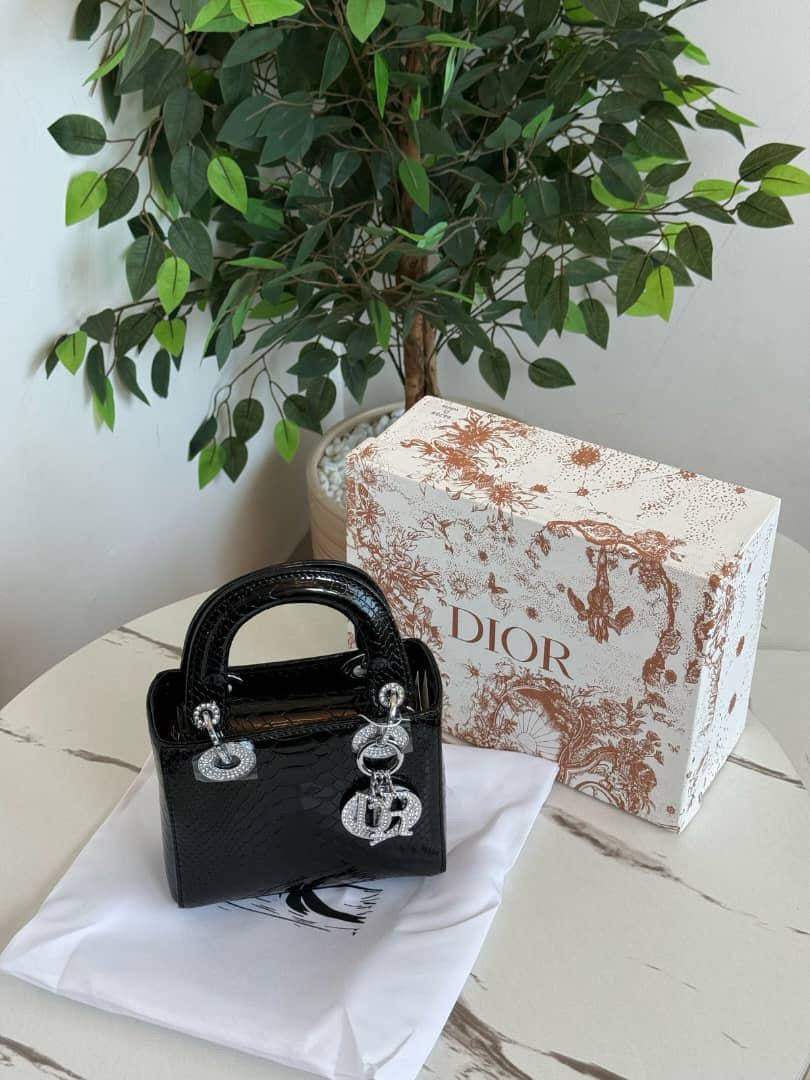 Dior
Best quality 
with box’s 
🎁🎁🎁
120 dhs🇦🇪
size 18 cm
Zain158
♥️♥️♥️