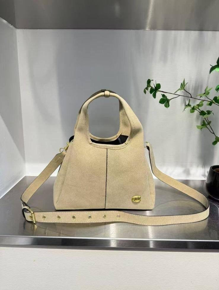 Coach Lana Shoulder Bag
26cm × 11cm × 16cm
with box
🎁🎁🎁
100 dhs🇦🇪
Zain95
♥️♥️♥️