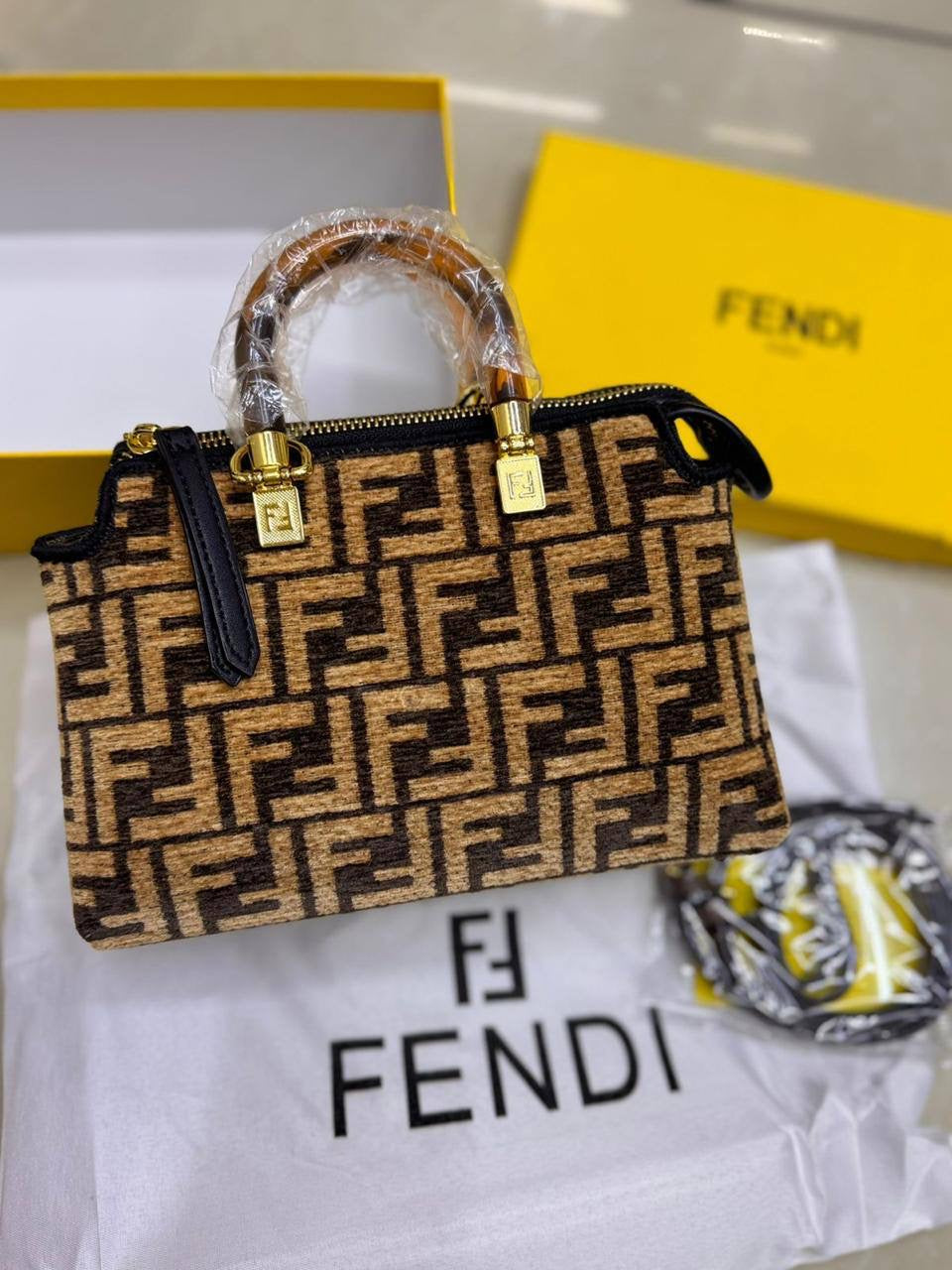 🎉 Offer 🎊  Fendi Bossdun
Size: 20 * 13 cm
70 dhs🇦🇪
with box 🎁
Zain115
♥️♥️♥️