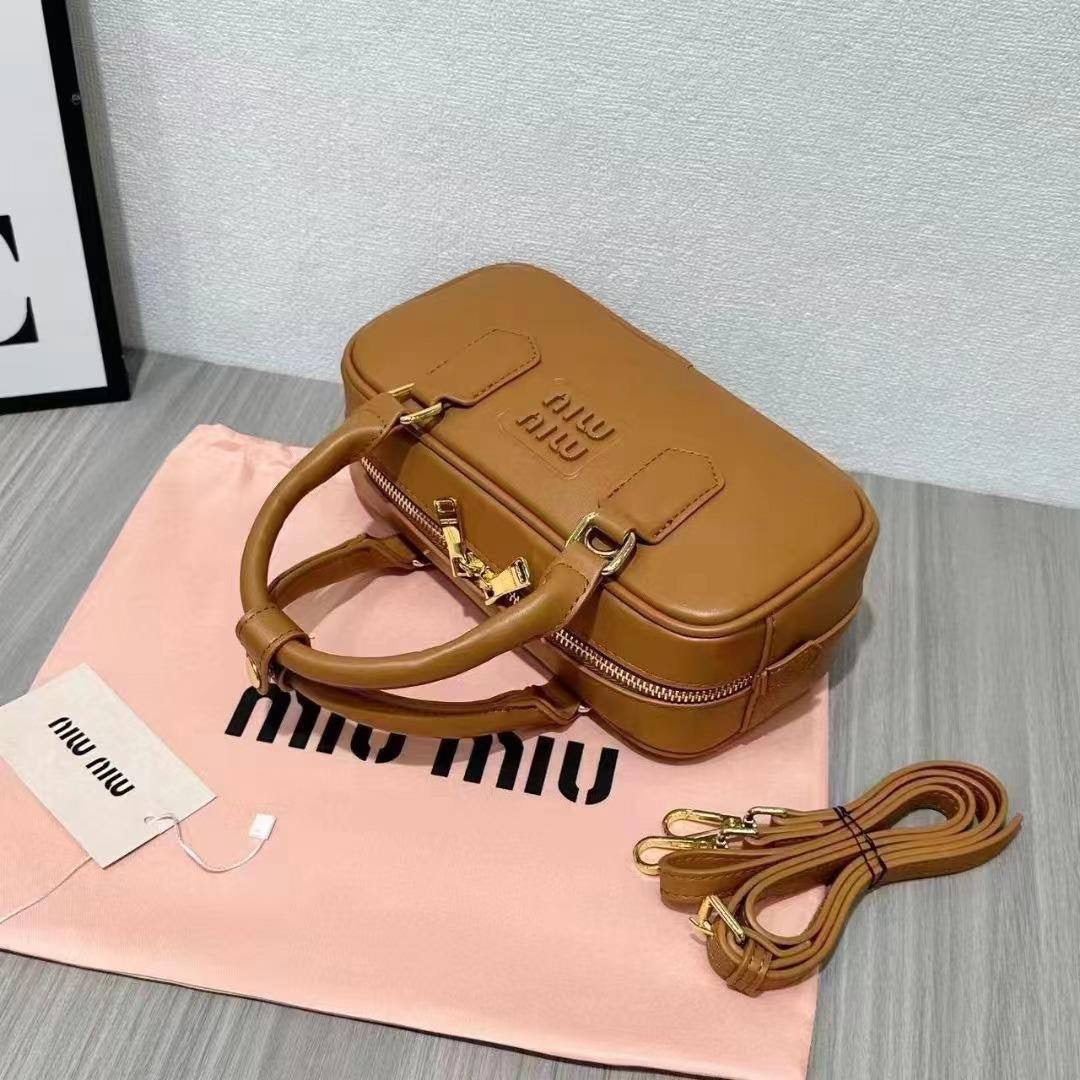 Miu Miu
Best quality 
with box’s 
🎁🎁🎁
95 dhs🇦🇪
size 22 cm
Zain158
♥️♥️♥️