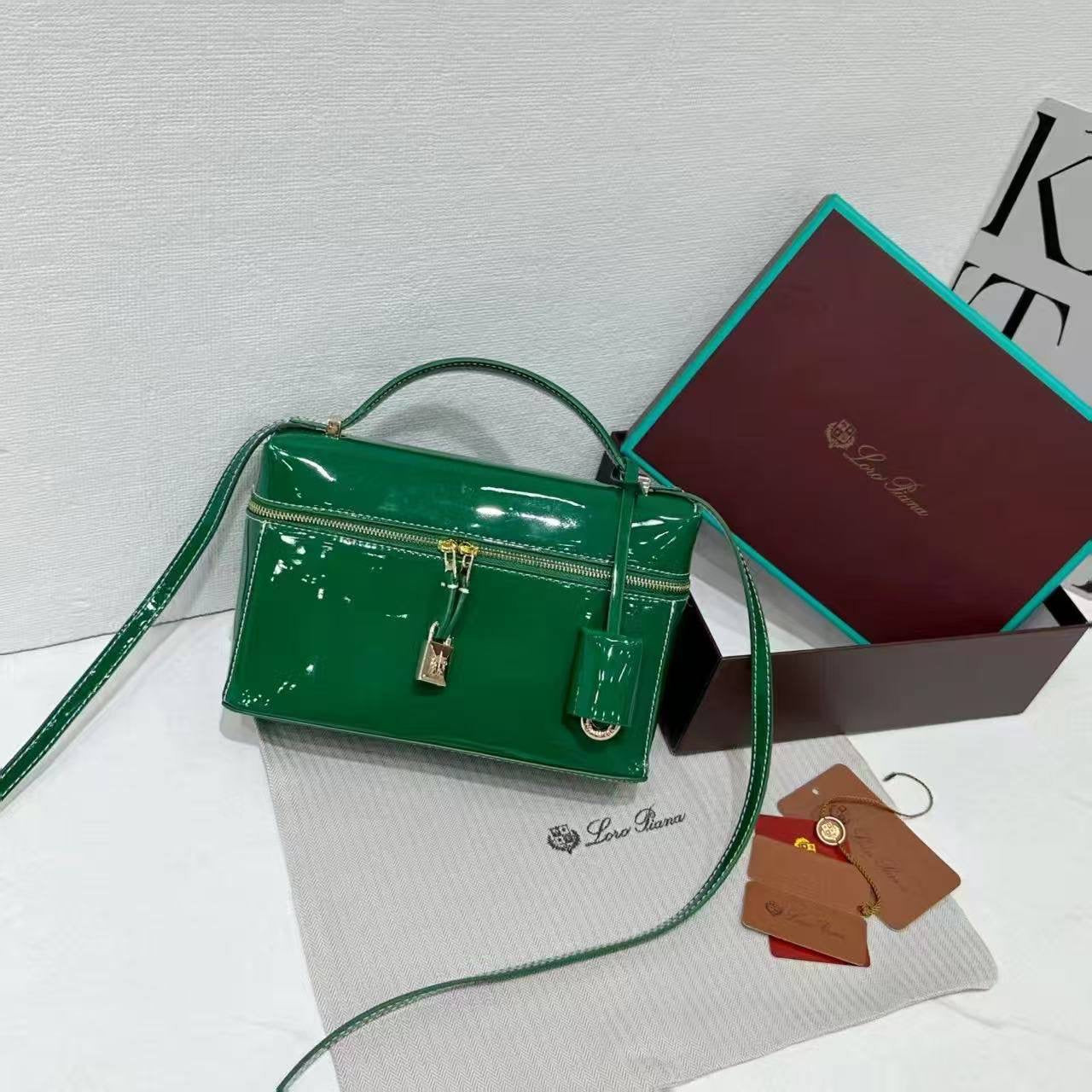 LORO PIANA GLOSSY 
GOOD QUALITY 
95 dhs🇦🇪
WITH BOX 
🎁🎁🎁
Zain28
♥️♥️♥️