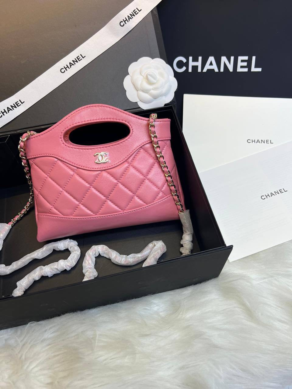 CHANEL 💕💕✨
Super master quality 🔥🔥
Available ✨💕💕
With full packing 📦🎀
For Price 👇 WTSP Text Zain 0568585901
Zain252
♥️♥️♥️