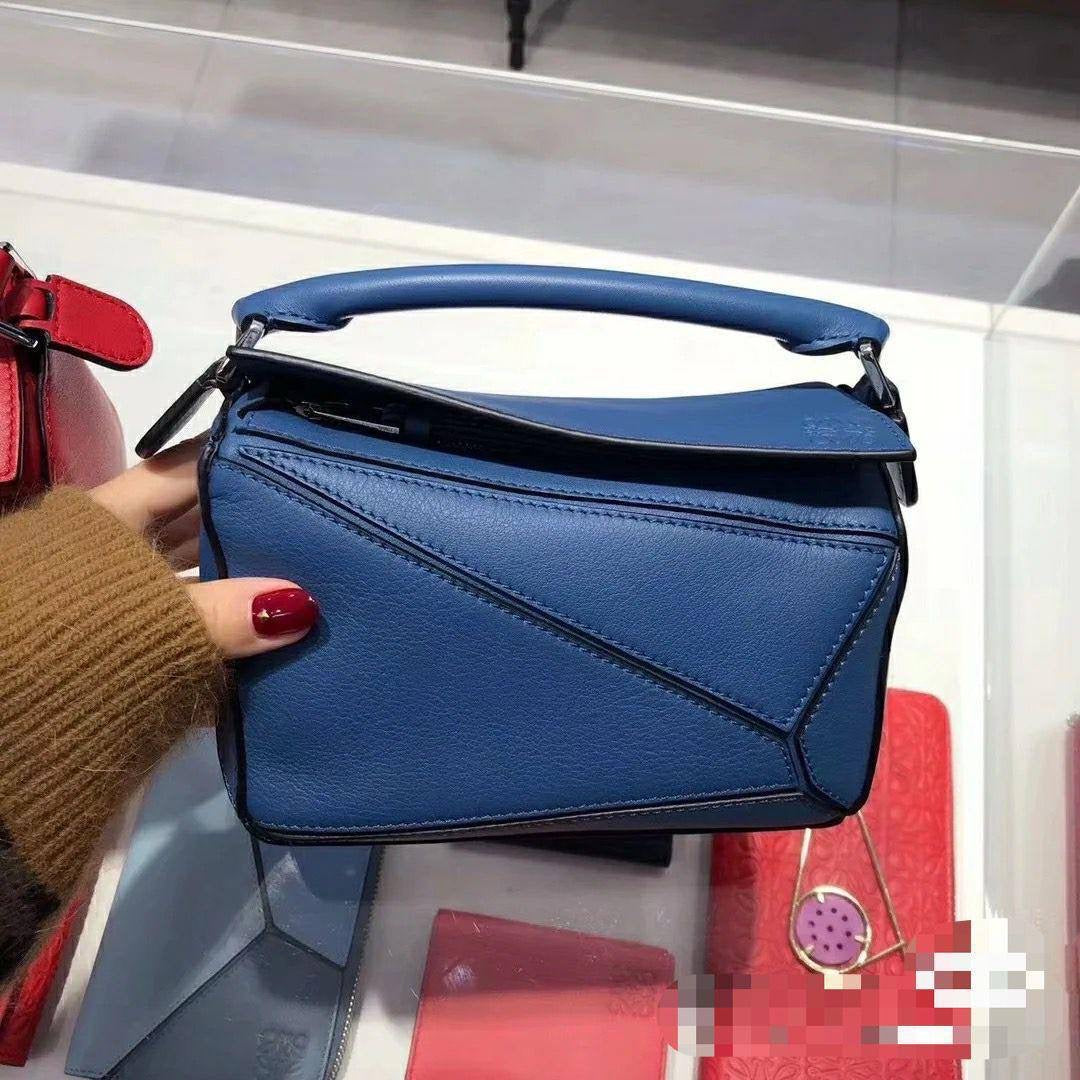 🎊 Offer 🎉  LOEWE
Size : 28 ~ 19 cm
75 dhs🇦🇪
with box 🎁
Zain115
♥️♥️♥️