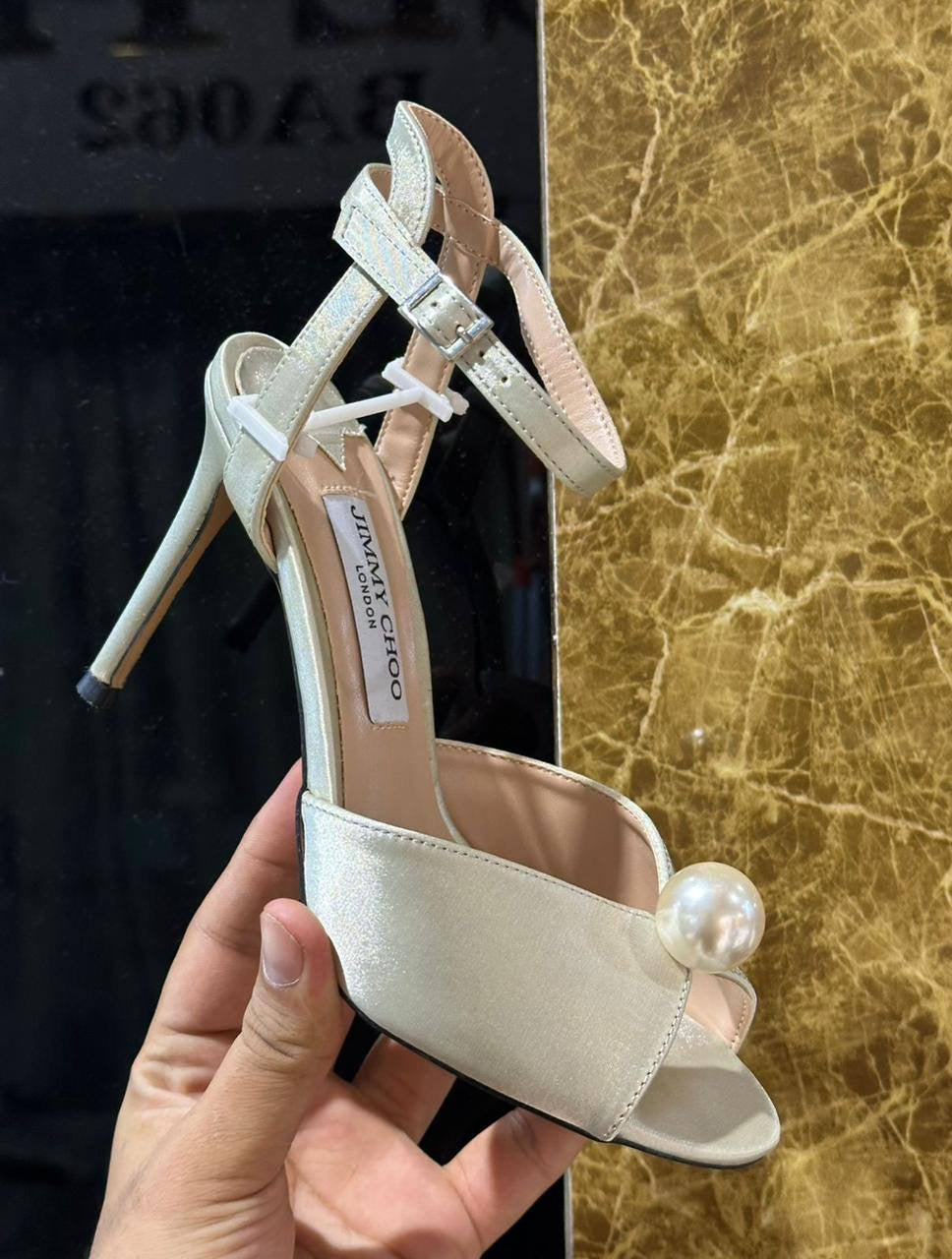 JIMMY  CHOO
size 36 to 41
120 dhs🇦🇪
Zain146
♥️♥️♥️