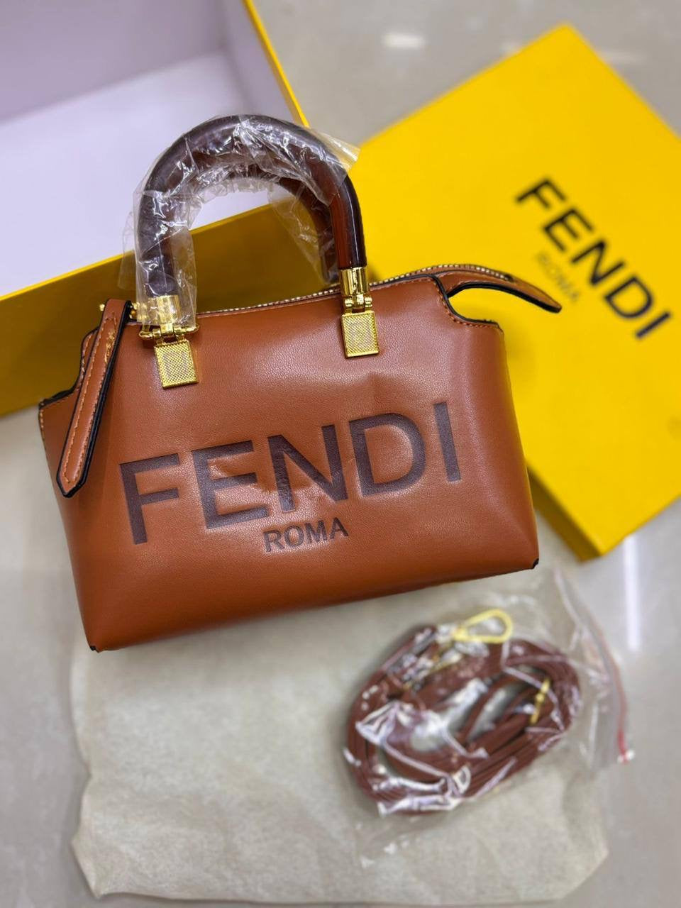 🎉 Offer 🎊  Fendi Bossdun
Size: 20 * 13 cm
70 dhs🇦🇪
with box 🎁
Zain115
♥️♥️♥️