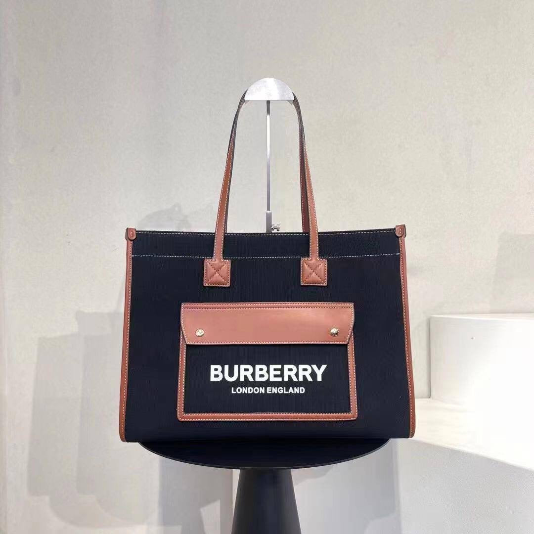 Burberry
Best quality 
105 dhs🇦🇪
size 41 cm
Zain158
♥️♥️♥️
