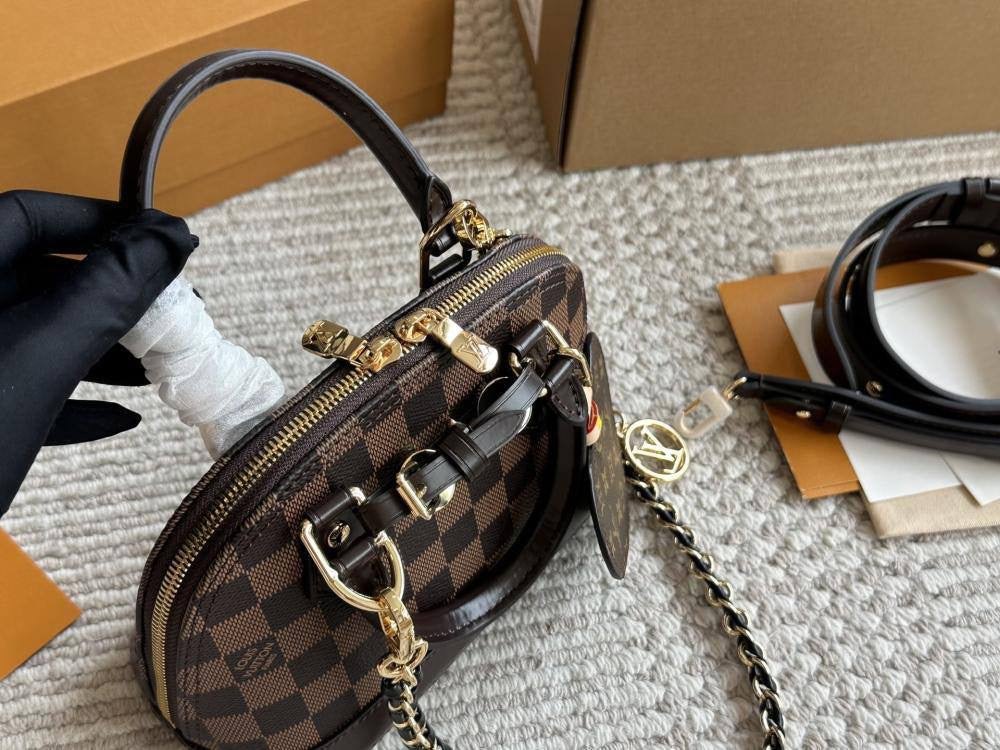 LV
105 dhs🇦🇪
with box
🎁🎁🎁
size 20×10×13cm
Zain42
♥️♥️♥️