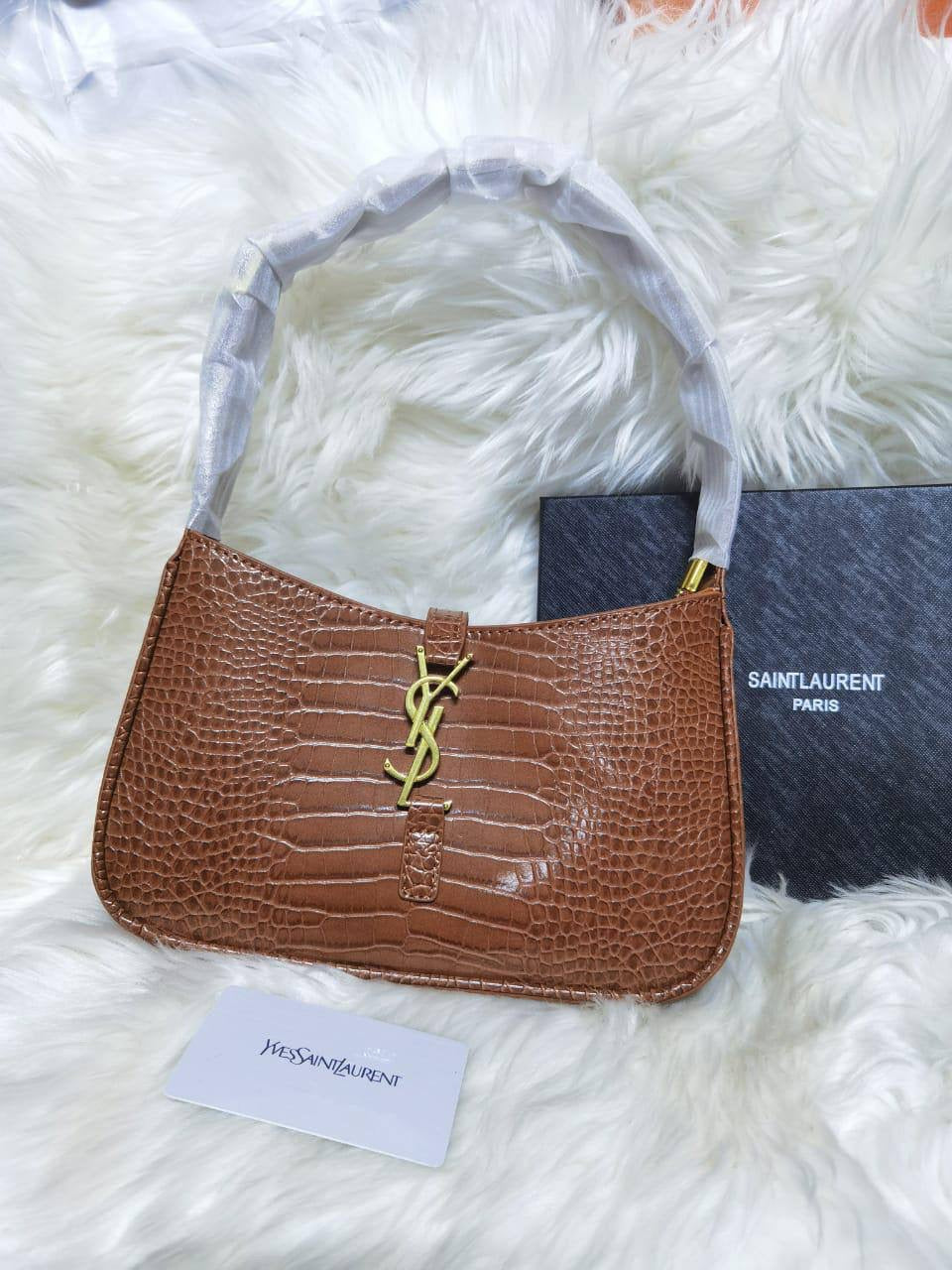 🎉 Offer 🎊  YSL hobo
Size :  24 * 13 cm
70 dhs🇦🇪
with box🎁
Zain115
♥️♥️♥️