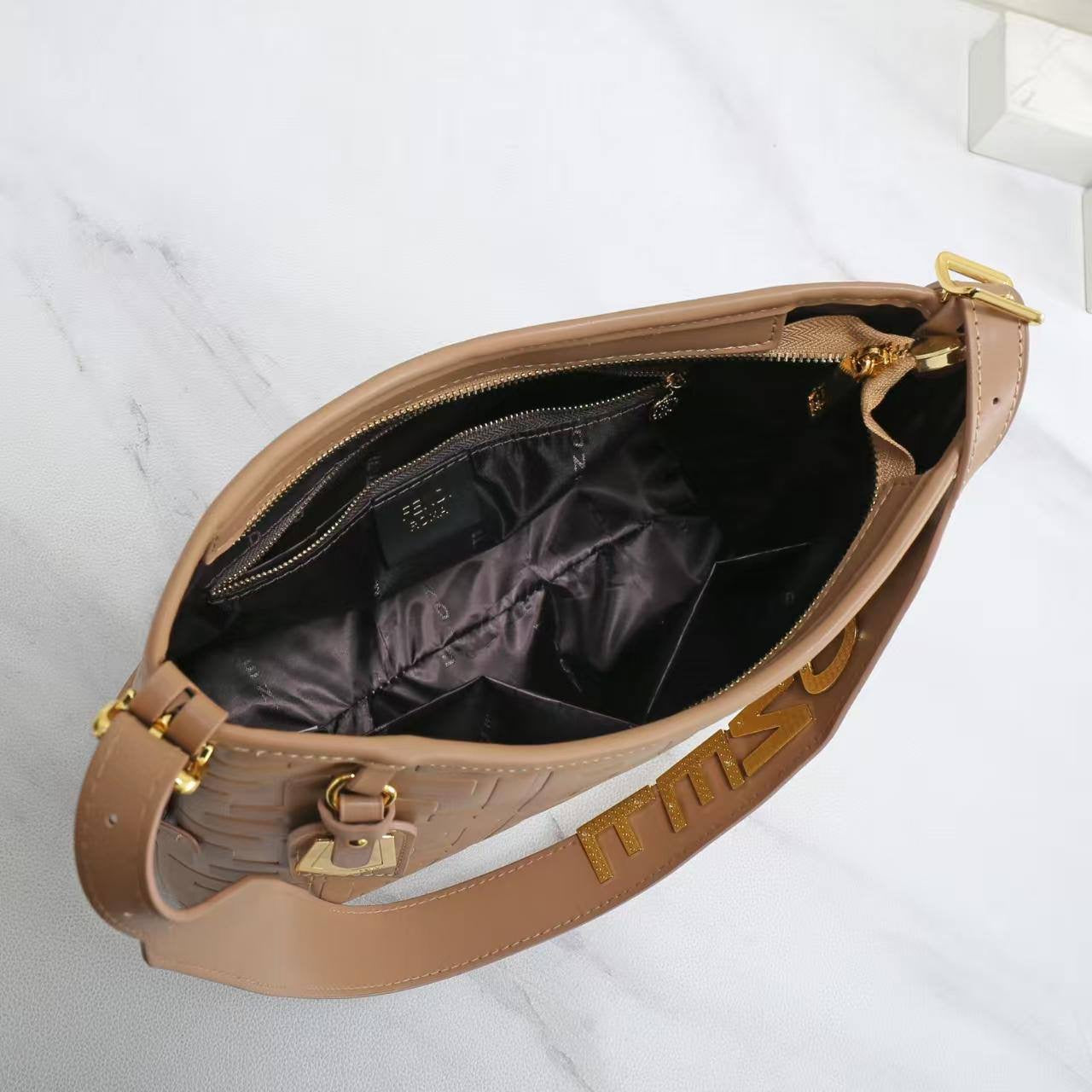 New arrived 
Fendi 
120 dhs🇦🇪
size 32cm
Zain161
♥️♥️♥️