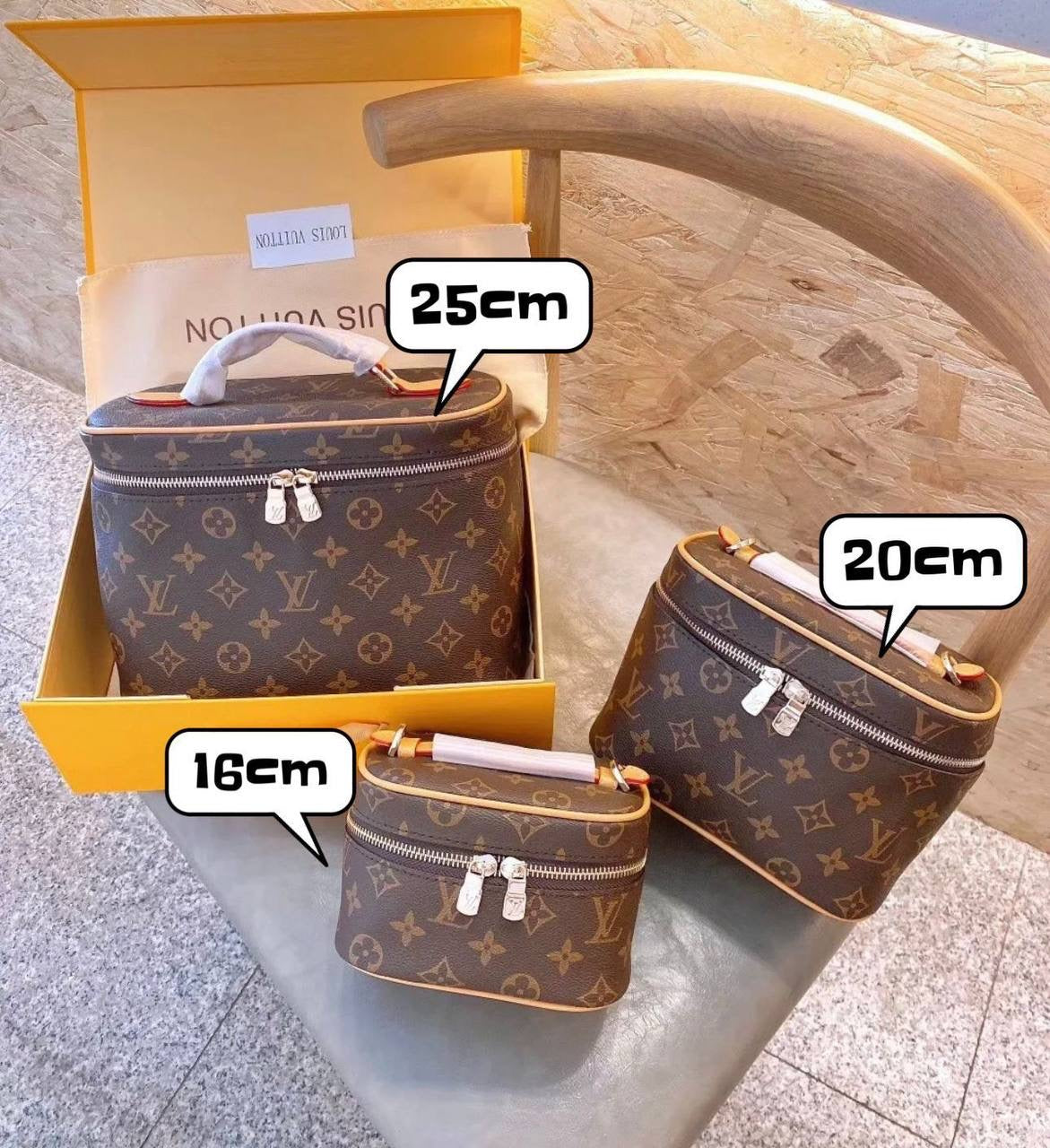 LV
good quality, with box, 3 sizes
①  25 * 18 cm price 105 dhs🇦🇪
②  20* 13 cm price 100 dhs🇦🇪
③  16 * 10 cm price 95 dhs🇦🇪
Zain12
♥️♥️♥️