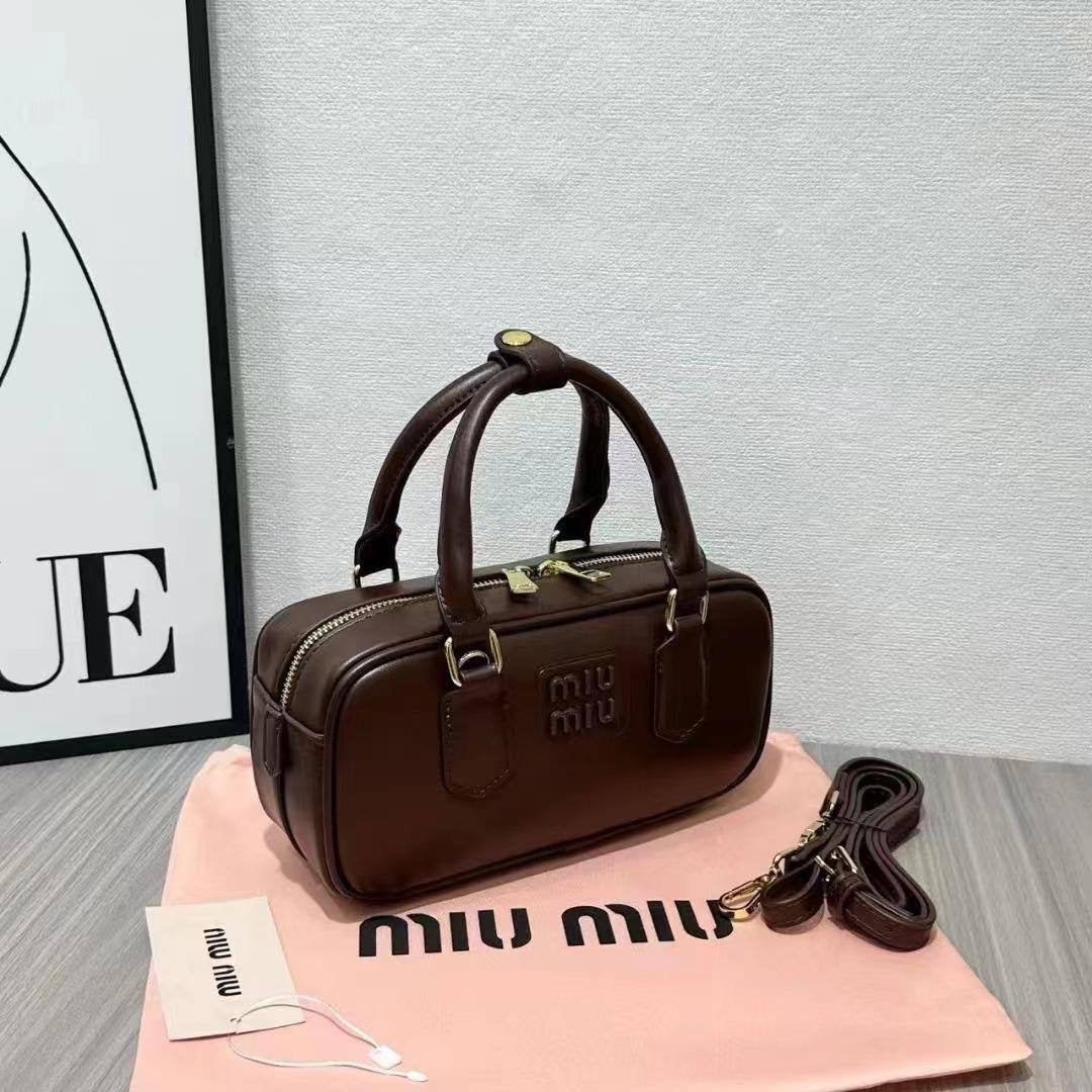 Miu Miu
Best quality 
with box’s 
🎁🎁🎁
95 dhs🇦🇪
size 22 cm
Zain158
♥️♥️♥️