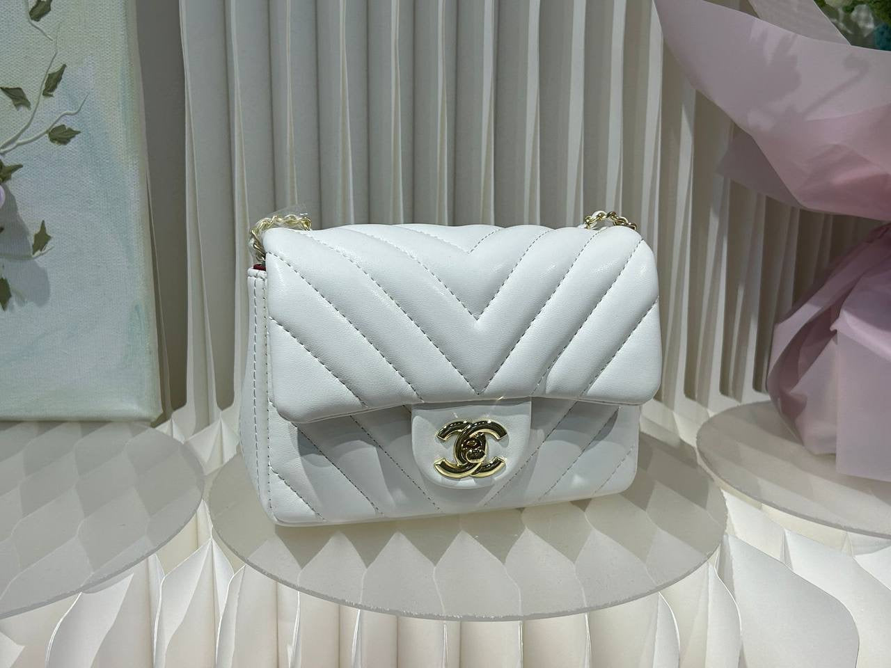 CHANEL 
19.5cm, Silver Logo, 🍂gold Logo 
95 dhs🇦🇪
Zain254
♥️♥️♥️