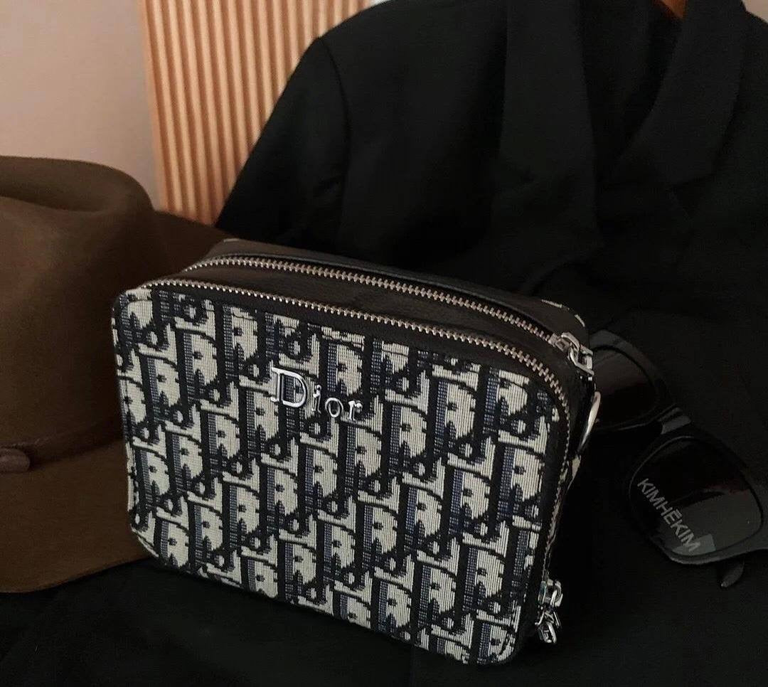 Dior Sling Cross Bag 
Master Quality
200 dhs🇦🇪
With Box
🎁🎁🎁
Zain33
♥️♥️♥️