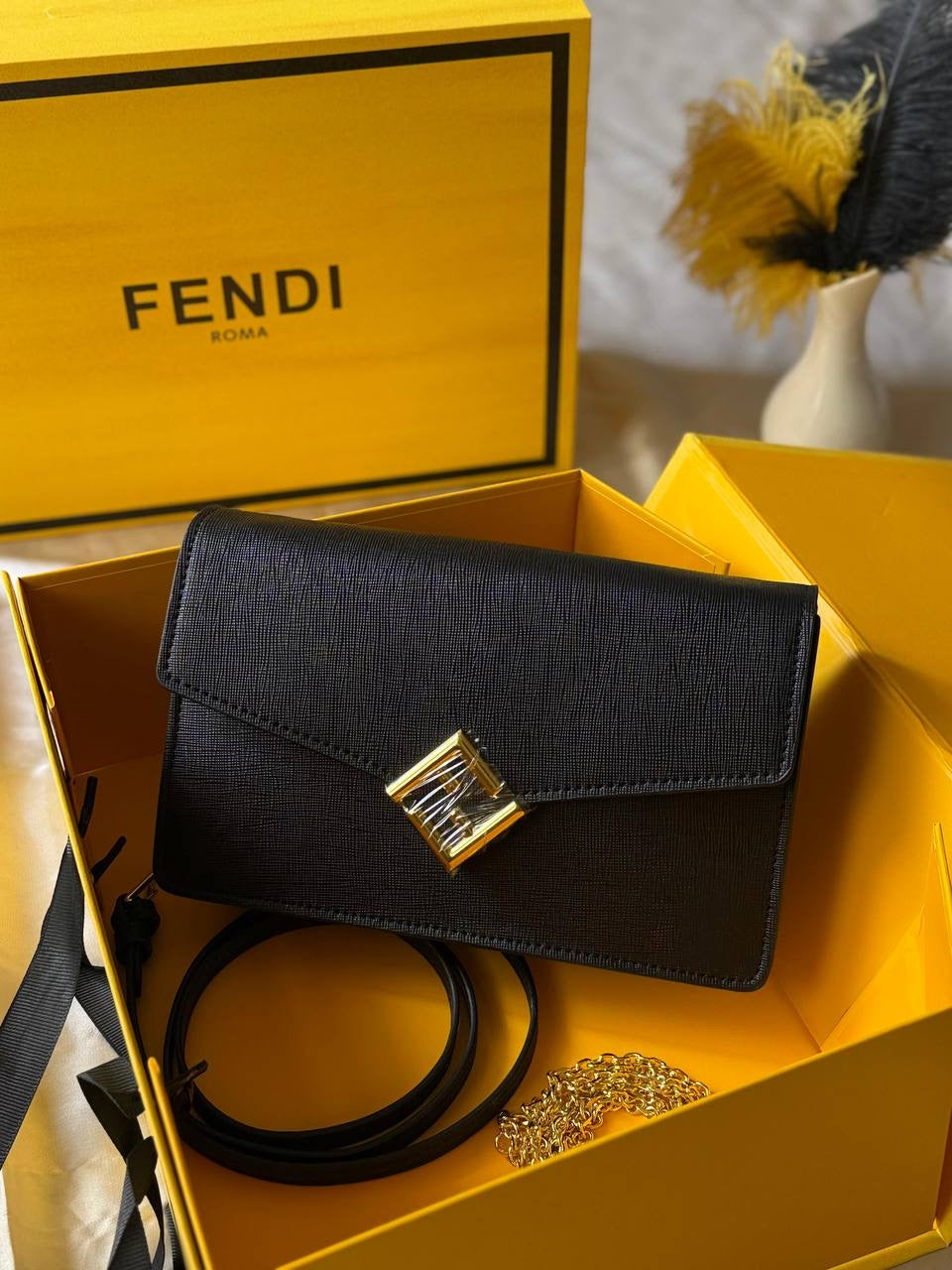 FENDI
21cm
320 dhs🇦🇪
Top quality 
With box🎁
Zain167
♥️♥️♥️