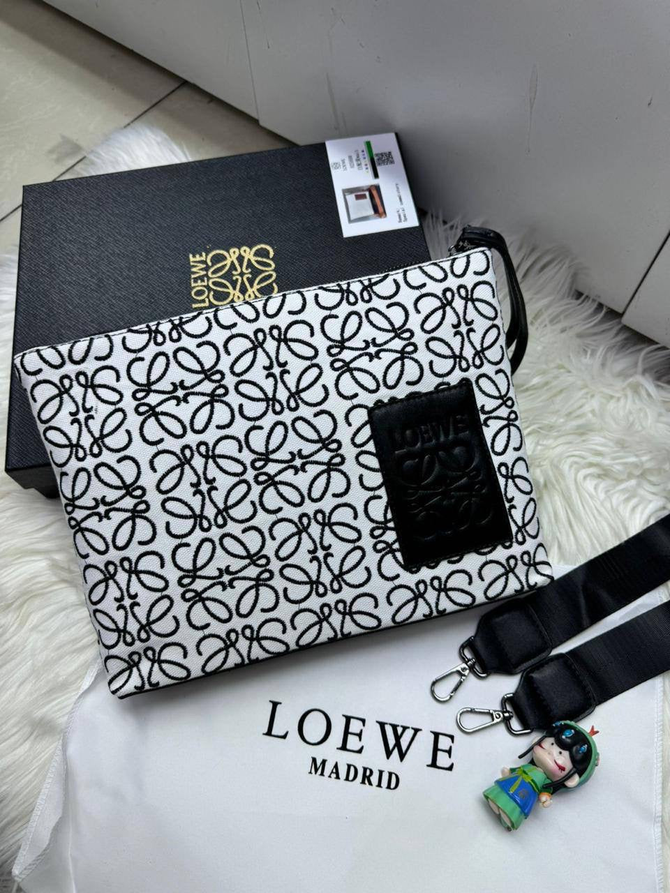 🎊 Offer 🎉  LOEWE
Size : 28 ~ 19 cm
75 dhs🇦🇪
with box 🎁
Zain115
♥️♥️♥️