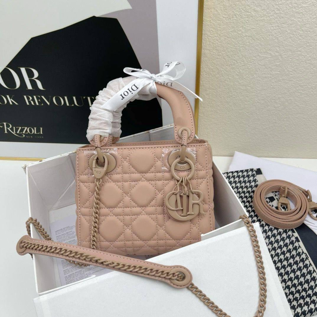 LADY DIOR Master
260 dhs🇦🇪
#withbox
🎁🎁🎁
#17cm..
Zain228
♥️♥️♥️