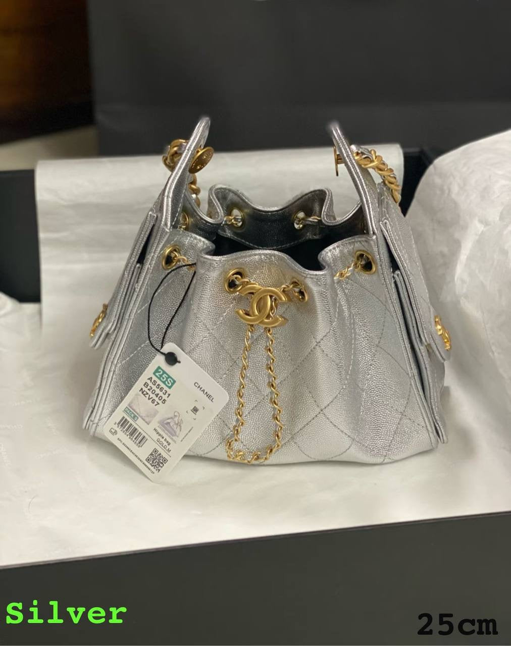 Chanel 25 ʜᴏʙᴏ ʙᴀɢ 
ɢᴏʟᴅ ʜᴀʀᴅᴡᴀʀᴇ 
ɴᴏ 🎁 
ᴄᴀᴠɪᴀʀ 
sɪᴢᴇ:25ᴄᴍ
115 dhs🇦🇪
Zain56
♥️♥️♥️