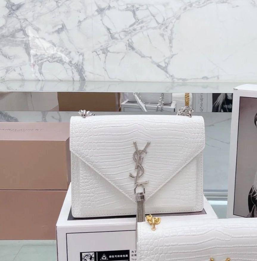 🎉 Offer 🎊  YSL Sunset 
Size : 22 * 16 cm
70 dhs🇦🇪
with box 🎁
Zain115
♥️♥️♥️