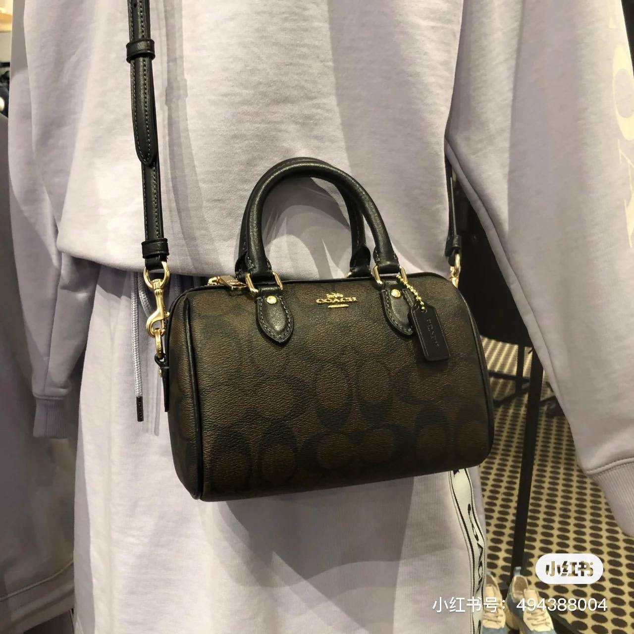 Coach
21*12*10cm
75 dhs🇦🇪
Zain17
♥️♥️♥️