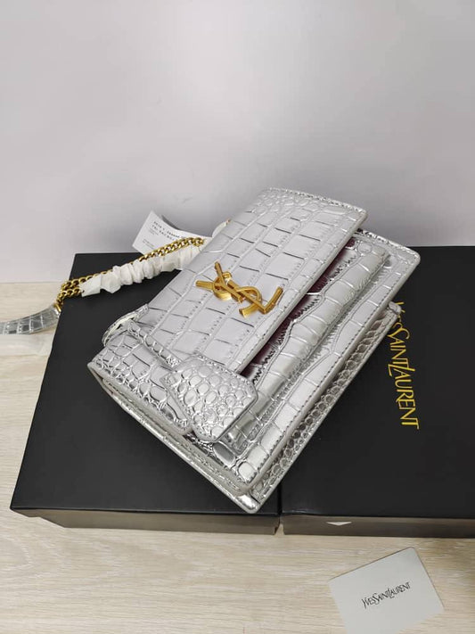 YSL
105 dhs🇦🇪
with box
🎁🎁🎁
size 25cm
High quality
Zain26
♥️♥️♥️