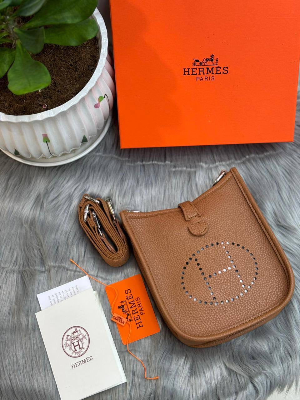 Hermes
SIZE  ………   18 CM 
90 dhs🇦🇪
with BOX
🎁🎁🎁
Zain244
♥️♥️♥️