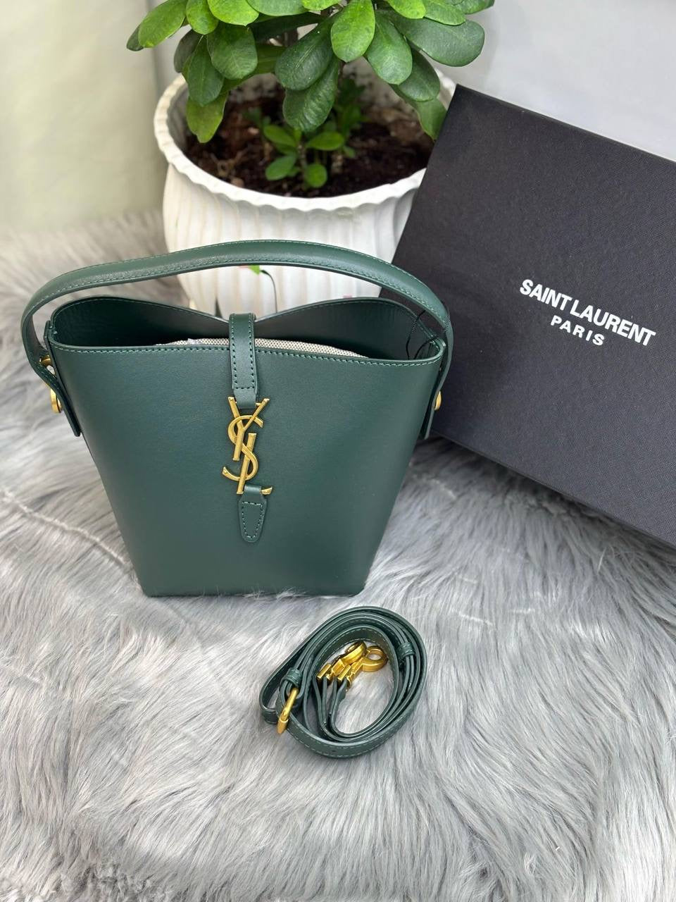 YSL  
SIZE……….19 high 16 width
95 dhs🇦🇪
With BOX
🎁🎁🎁
Zain244
♥️♥️♥️