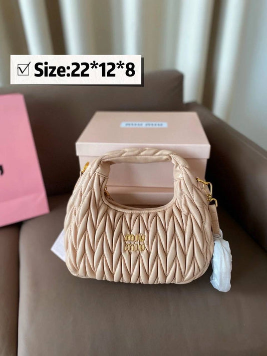 Miu Miu
with box
95 dhs🪙
Zain46
❤️❤️❤️
