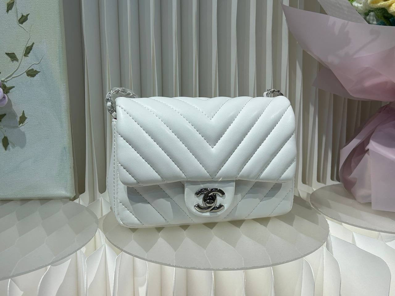 CHANEL 
19.5cm, Silver Logo, 🍂gold Logo 
95 dhs🇦🇪
Zain254
♥️♥️♥️