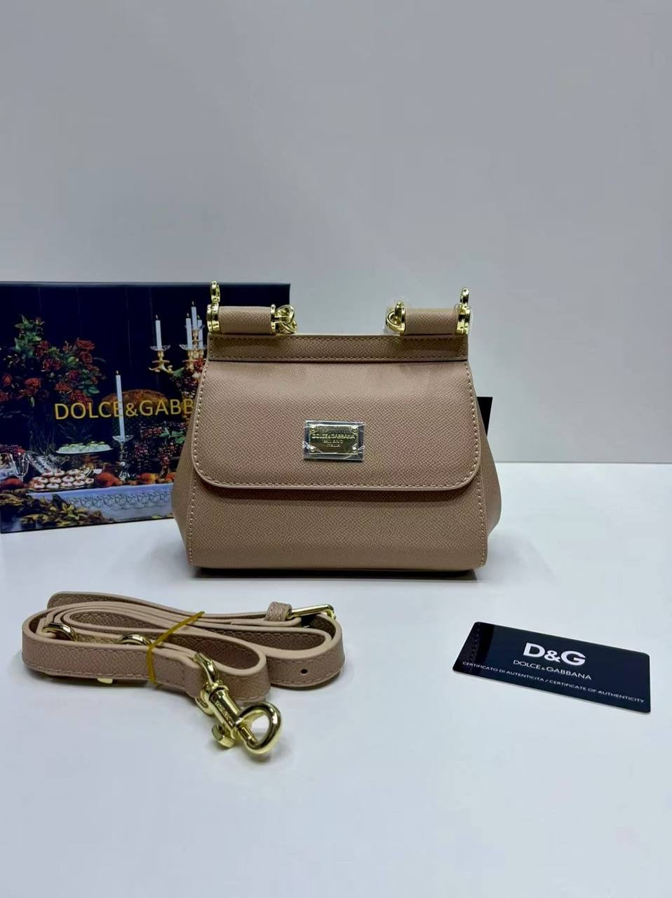 D&G
95 dhs🇦🇪
with box
🎁🎁🎁
size 18×10×16cm
Zain42
♥️♥️♥️