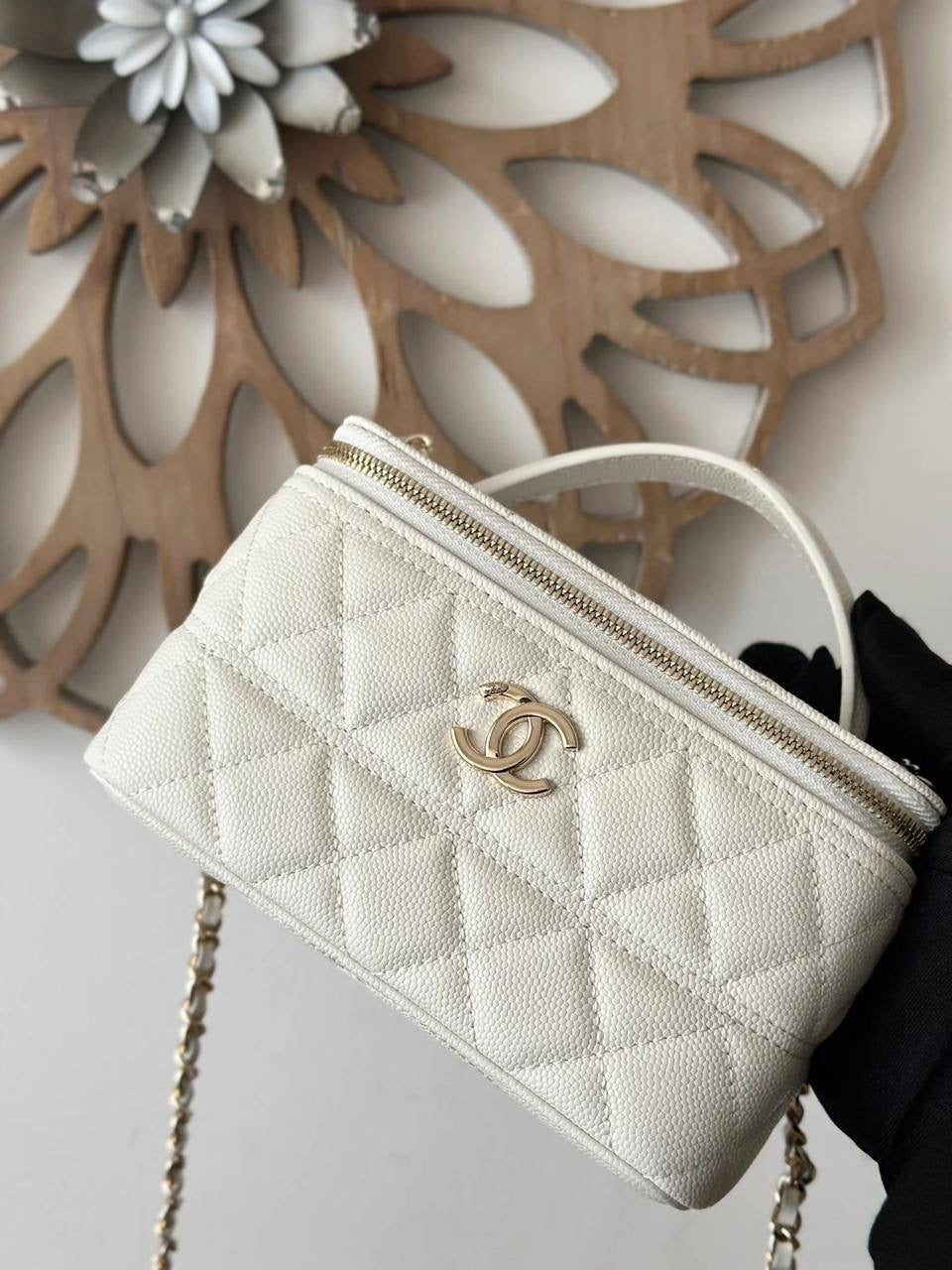 CHANEL 
NEW CAME GOOD QUALITY 
WITH BOX
100 dhs🇦🇪
SIZE: 16.5cm
Zain39
♥️♥️♥️