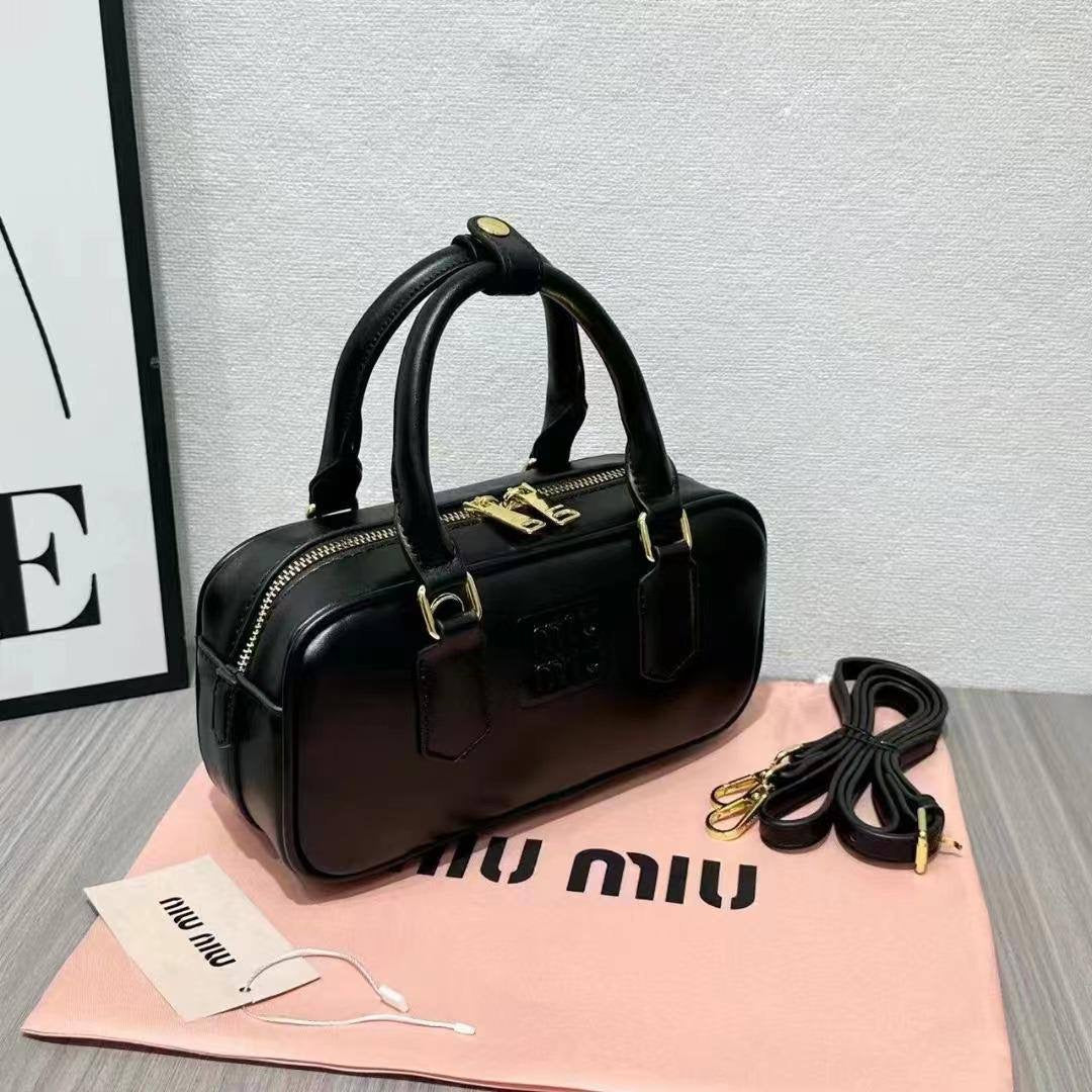 Miu Miu
Best quality 
with box’s 
🎁🎁🎁
95 dhs🇦🇪
size 22 cm
Zain158
♥️♥️♥️